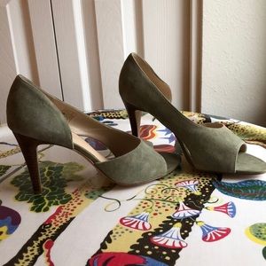 🌸NWOT🌸 Olive green cut-out peeptoe heels, size 38.